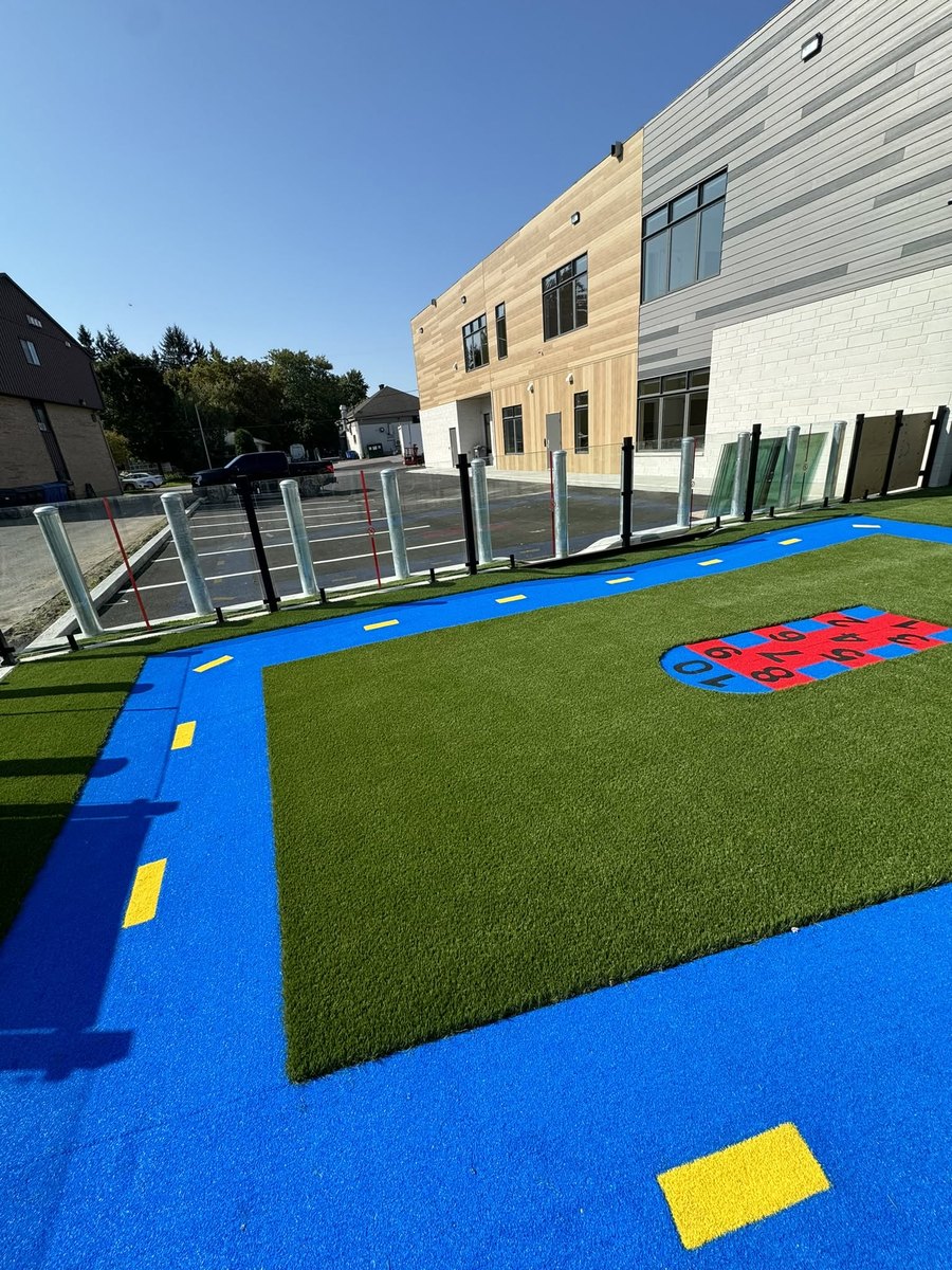 Cour extérieure avec piste de jeu